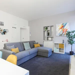 Modern Close To Shopping District Milano