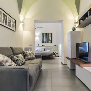 Elle Lecce